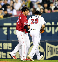 [포토] 한유섬, 사구 사과하는 이병헌에 ‘괜찮아’