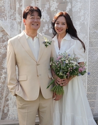 살 쏙뺀 백종원, 수트핏도 거뜬…결혼 11년차 ♥소유진과 커플샷