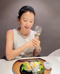 김희애, 독보적 피부 미인..50대 안 믿기는 미모