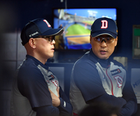 [포토]‘투수코치와 이야기 나누는’ 이승엽 감독