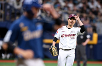 [포토] 최정원 몸에 맞는 볼 사과하는 김성민