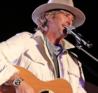 그래미상 2번 수상 가수, 욕실에서 넘어져 사망. 향년 58세[할리웃톡]