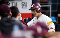 [포토] 김휘집, 5회 1점 더 도망가는 솔로포