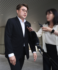 [포토]취재진의 질문 받는 김호중