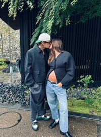 헤일리 비버, 배 볼록 임신 6개월차 근황..♥저스틴 비버와 로맨틱 입맞춤