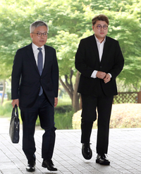 [포토]변호인과 함께 법원으로 향하는 김호중