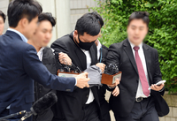 [포토]호송차로 향하는 김호중 소속사의 전 모 본부장