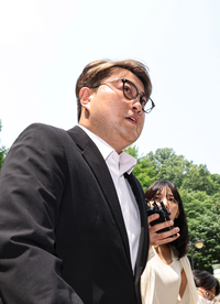 [포토]김호중, 구속 여부 가려질 법원으로...