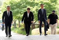 [포토]구속 기로 김호중, 법원으로 옮기는 발걸음