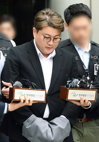 범죄자로 추락한 ‘한국의 트바로티’ 김호중, 포승줄에 수갑 차고 유치장 行