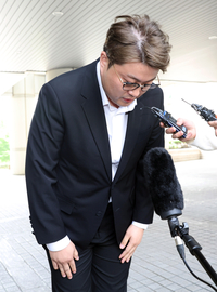 [포토]법원 출석에 앞서 고개 숙이는 김호중
