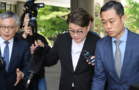 [포토]변호인과 함께 법원 출석하는 김호중