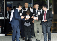 [포토]김호중, 법원 나서며 고개 숙이며...