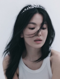 송혜교, 왕관 쓴 여왕의 자태..우아함의 인간화