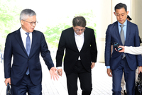 [포토]고개 숙이며 법원 입장하는 김호중