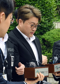 [포토]음주 뺑소니 혐의 김호중, 호송차로...