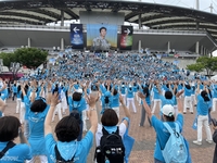 “임영웅 보려고 공진단까지 먹었어요” 비도 막지 못한 ‘영웅시대’ 하늘빛 물결! 상암벌 물들였다 [SS현장]