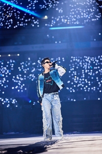 “이깟 날씨쯤 우리를 막을 수 없죠…다음엔 더 큰 데서?” 상암벌 가득메운 ‘영웅시대’에 임영웅이 던진 말