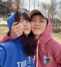 박보검X수지, 볼 맞대고 초밀착 스킨십..현실 연인 같은  케미