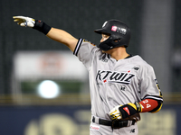 [포토] 펄펄 나는 문상철 ‘6회 만루서 2타점 적시타’