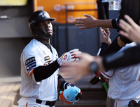 [포토]한화 페라자, 롯데전 추격 솔로 홈런