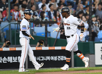 [포토]솔로 홈런 한화 페라자, 쫓아간다!