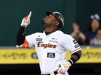 [포토]한화 페라자, 추격 솔로 홈런