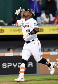 [포토]한화 페라자, 롯데 박세웅 상대 추격 솔로 홈런