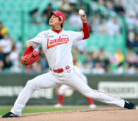 [포토]‘2회3실점 이어 3회에는 4실점 중 강판’ 김광현