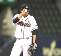 [포토] 로하스 ‘몸에 맞는 볼’에 사과하는 최원준