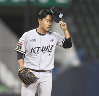 [포토] 김재환 ‘몸에 맞는 볼’에 사과하는 성재헌