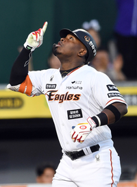 [포토]추격 솔로 홈런 넘긴 한화 페라자