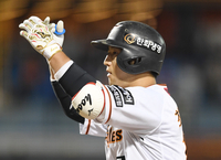 [포토]적시타에 세리머니를 하는 한화 최재훈