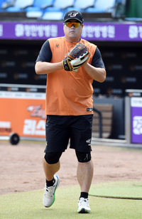 [포토]훈련 나서는 한화 류현진