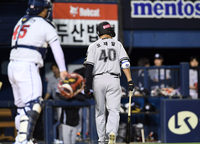 [포토]KT 이적 첫 타석 삼진으로 물러나는 오재일