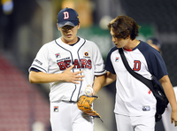 [포토]복부 통증 호소하는 두산 이병헌