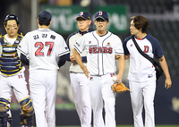 [포토]통증에 인상을 찌푸리는 두산 이병헌