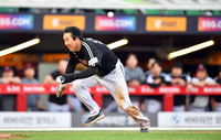 ‘총알처럼 달린 머신’ 국대 3루수와 유격수도 당황하게 만든 김현수[시리얼포토]