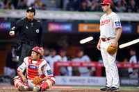 [포토]튄공 못찾아 3루주자 홈스틸 허용한 이지영