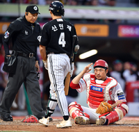 [포토]‘아쉽구나’ 3루주자 홈스틸 허용한 이지영