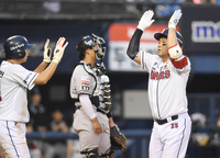 [포토]홈런 세리머니 하는 두산 양의지