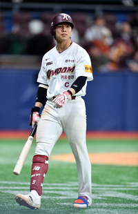 [포토]‘7말 3루수 직선타로 물러나는’ 김혜성