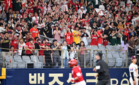 [포토]‘KBO리그 400만 관중돌파’ 최정 홈런에 신난 SSG팬들