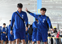 [포토]인사와 함께 싱가포르 원정길 떠나는 송범근-김진수