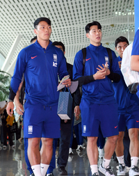 [포토]싱가포르 원정 경기 떠나는 황희찬-손흥민