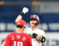 [포토]‘박종훈 강판시키는 2루타’ 김건희