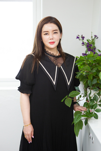 제1회 서울 K-맨발걷기페스티벌 MC 맡은 공미정 아나운서 “맨발 전도사 됐어요”