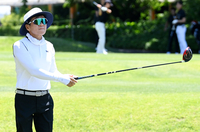 [포토]티샷하는 정몽규 회장