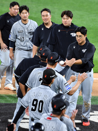 [포토]‘복귀전 승리구 선물받는’ 김경문 감독