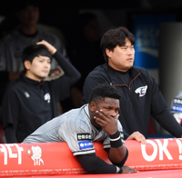 [포토]‘페라자와 담담히 경기 지켜보는’ 류현진